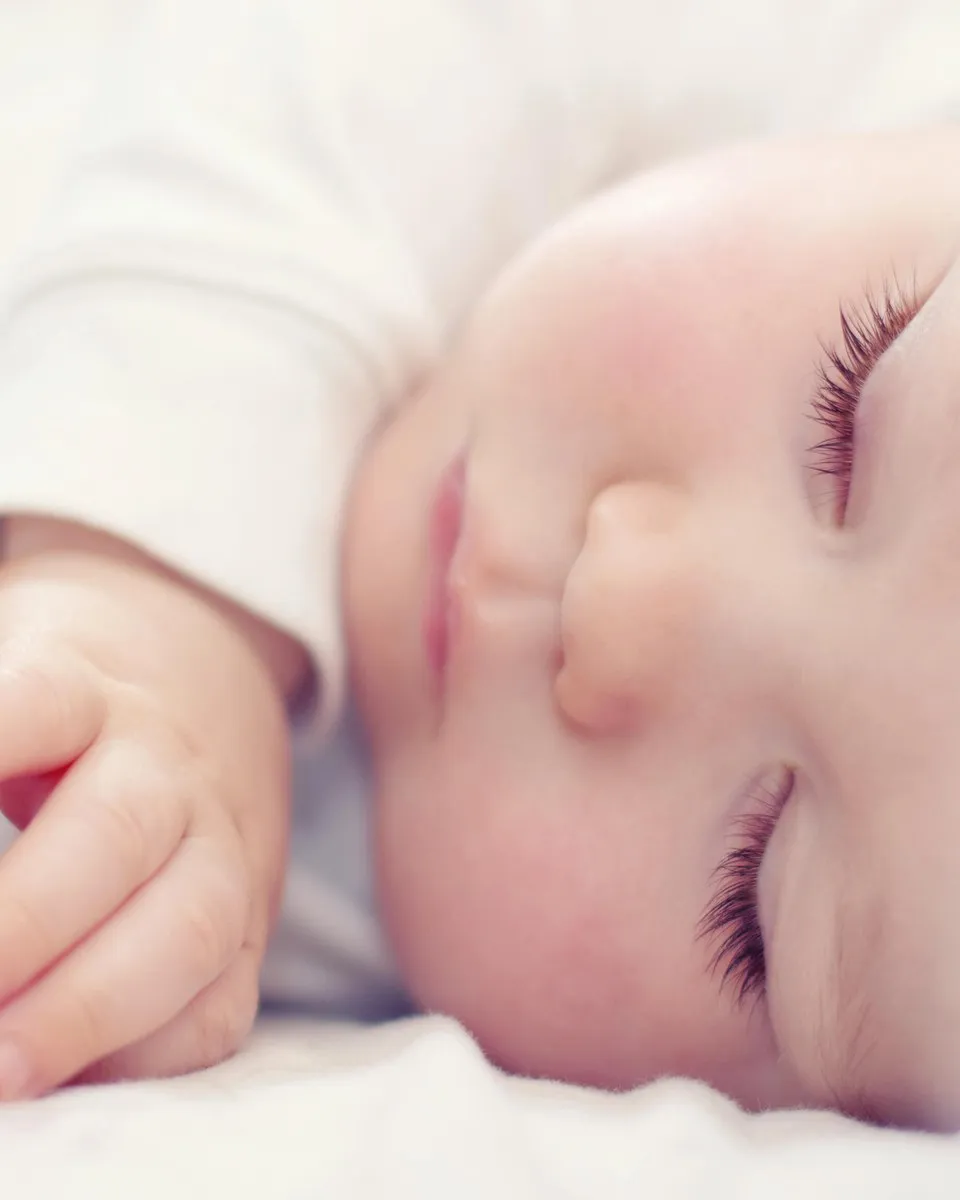 Schlafendes Baby in Nahaufnahme