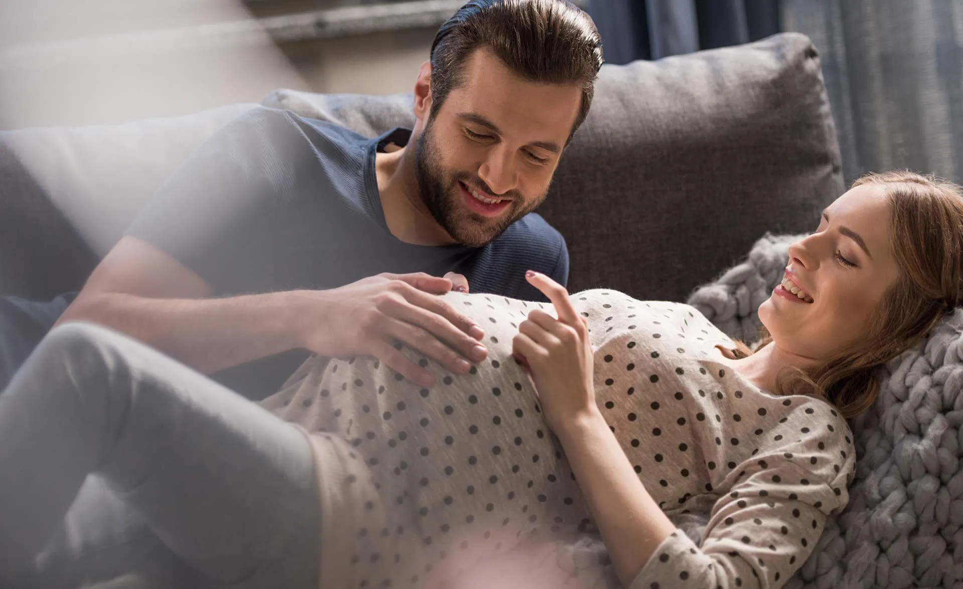 Werdende Eltern freuen sich über den Babybauch